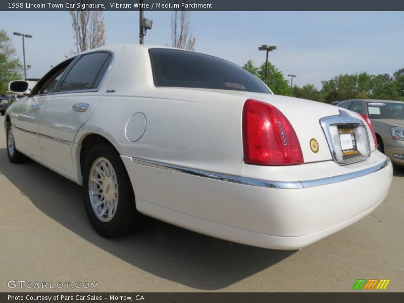 Vibrant White / Medium Parchment 1998 Lincoln Town Car Signature