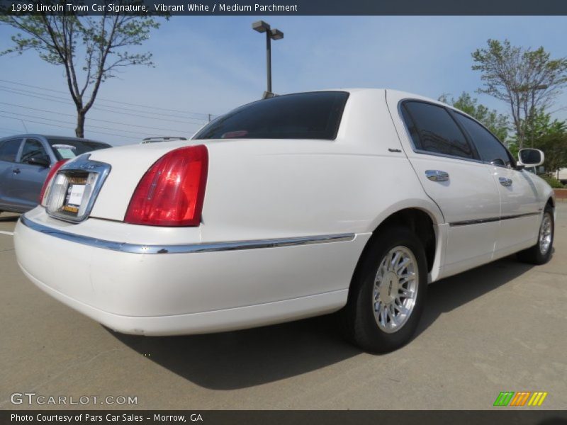 Vibrant White / Medium Parchment 1998 Lincoln Town Car Signature