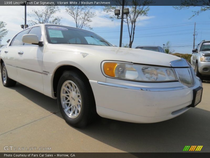 Vibrant White / Medium Parchment 1998 Lincoln Town Car Signature