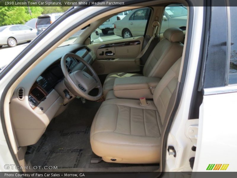 Vibrant White / Medium Parchment 1998 Lincoln Town Car Signature