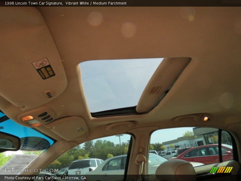 Vibrant White / Medium Parchment 1998 Lincoln Town Car Signature