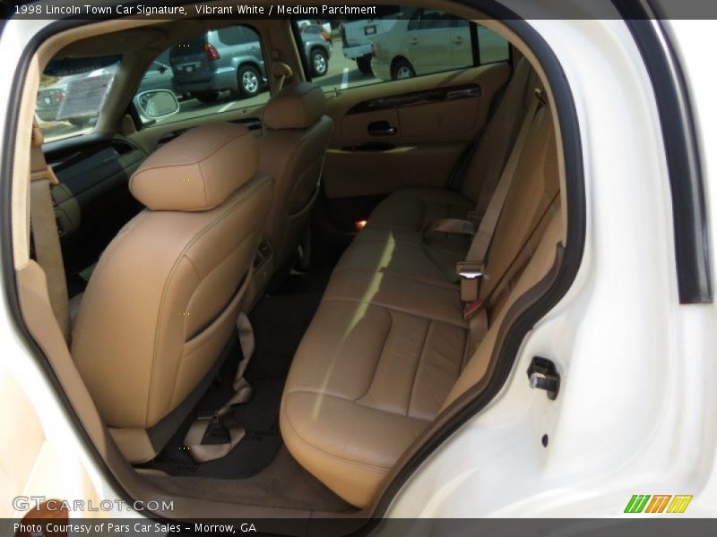 Vibrant White / Medium Parchment 1998 Lincoln Town Car Signature