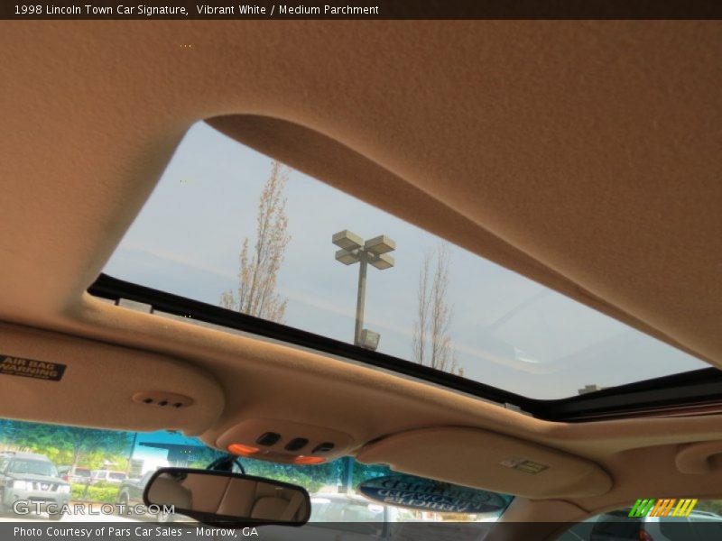 Vibrant White / Medium Parchment 1998 Lincoln Town Car Signature