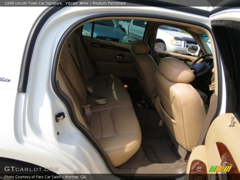 Vibrant White / Medium Parchment 1998 Lincoln Town Car Signature