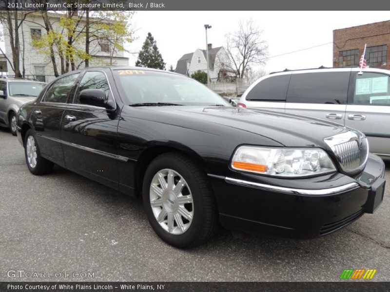 Front 3/4 View of 2011 Town Car Signature Limited