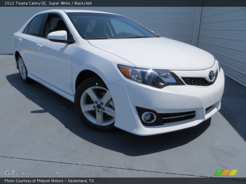 Super White / Black/Ash 2013 Toyota Camry SE