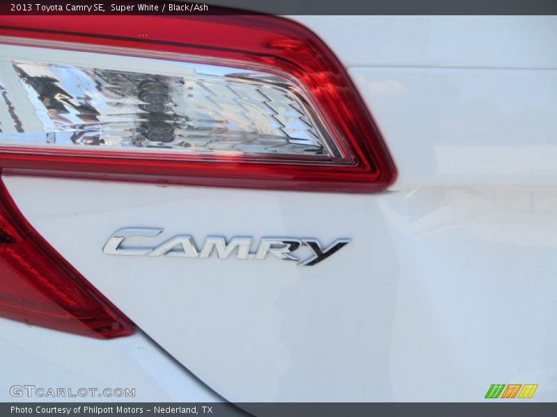 Super White / Black/Ash 2013 Toyota Camry SE