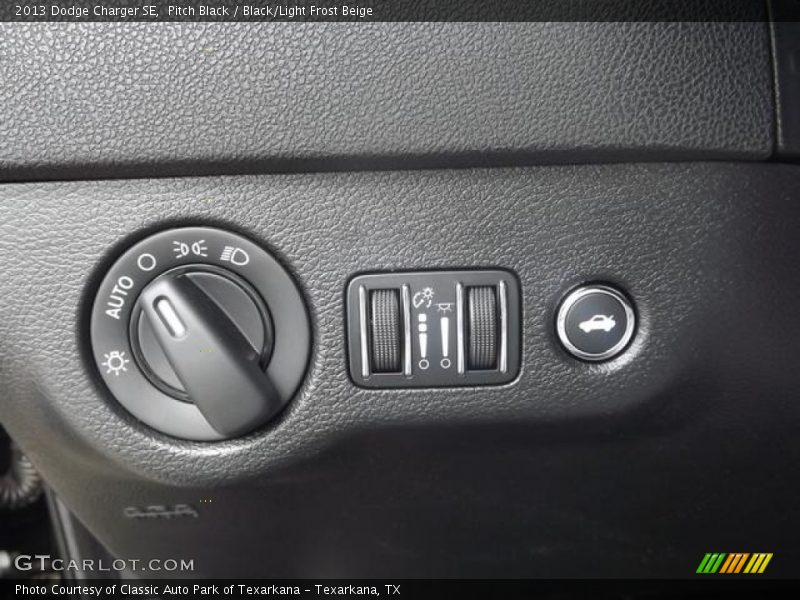 Pitch Black / Black/Light Frost Beige 2013 Dodge Charger SE