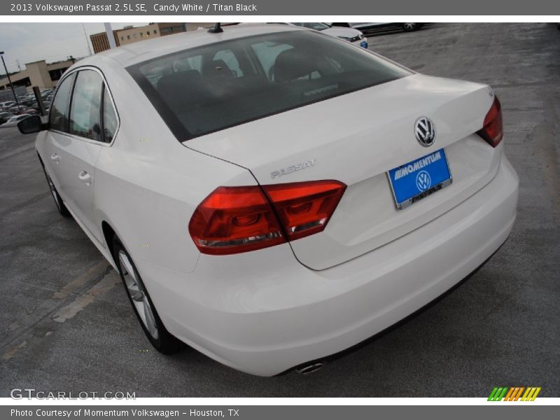 Candy White / Titan Black 2013 Volkswagen Passat 2.5L SE