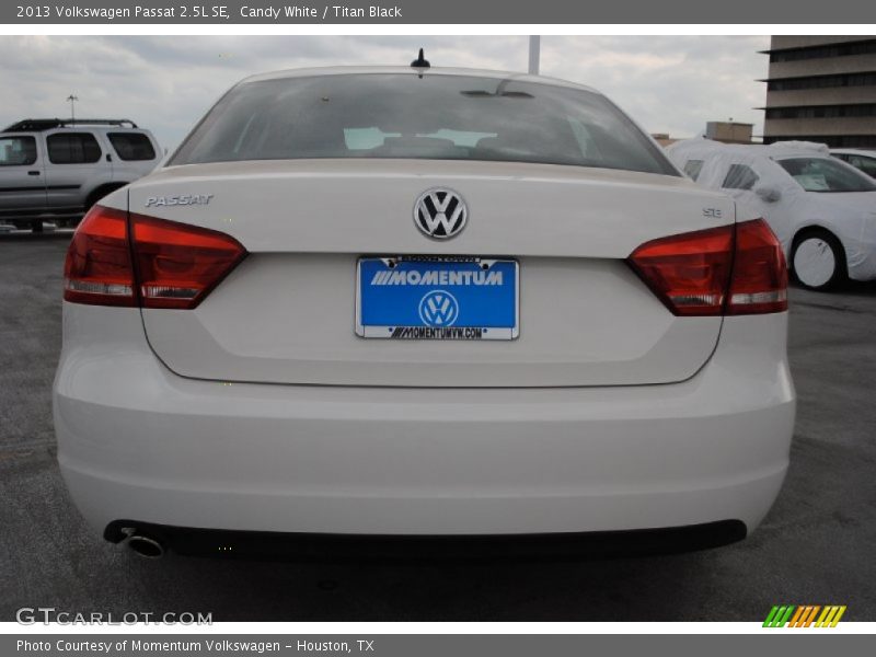 Candy White / Titan Black 2013 Volkswagen Passat 2.5L SE
