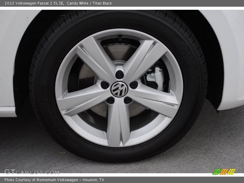 Candy White / Titan Black 2013 Volkswagen Passat 2.5L SE