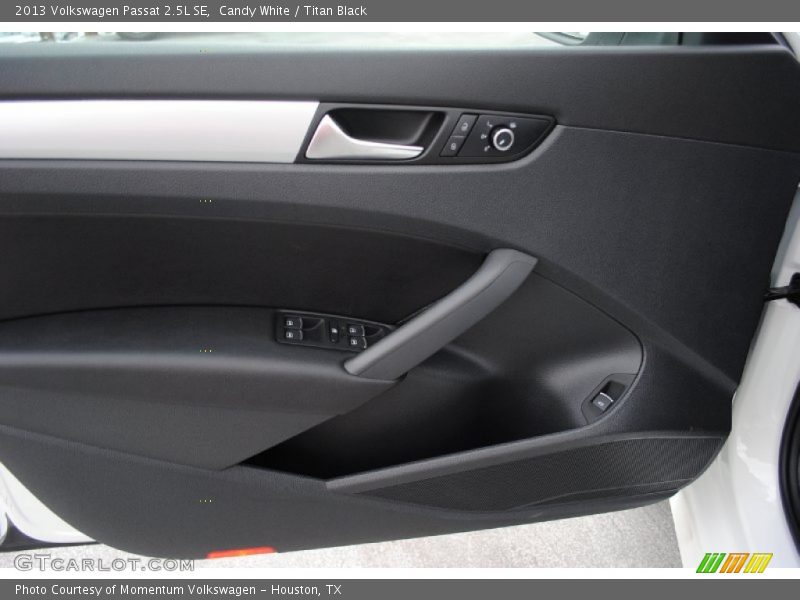 Candy White / Titan Black 2013 Volkswagen Passat 2.5L SE