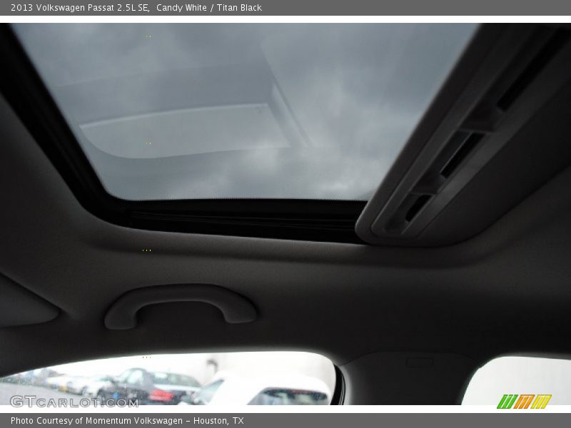 Candy White / Titan Black 2013 Volkswagen Passat 2.5L SE