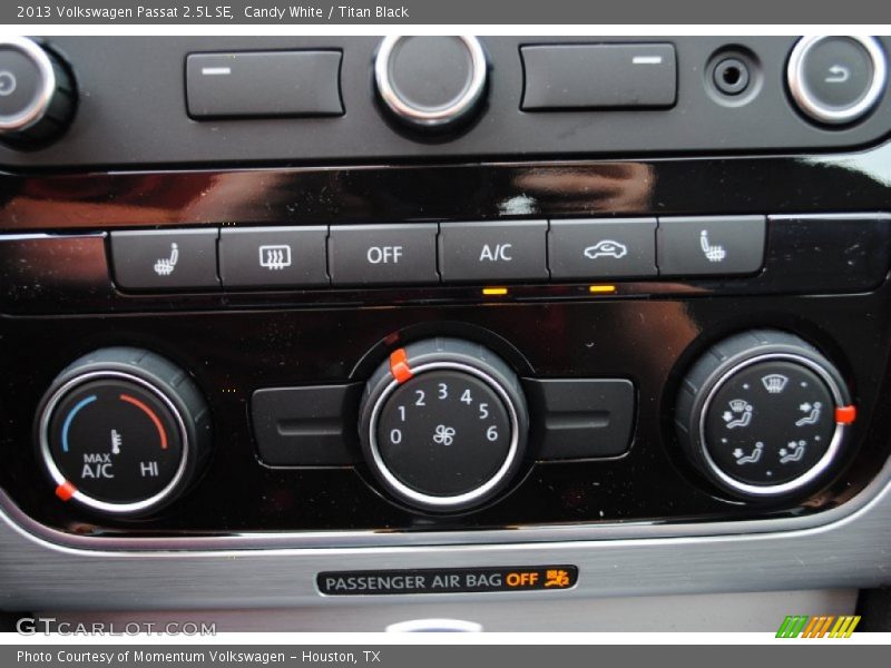 Candy White / Titan Black 2013 Volkswagen Passat 2.5L SE