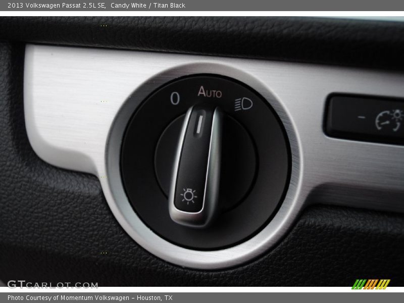 Candy White / Titan Black 2013 Volkswagen Passat 2.5L SE
