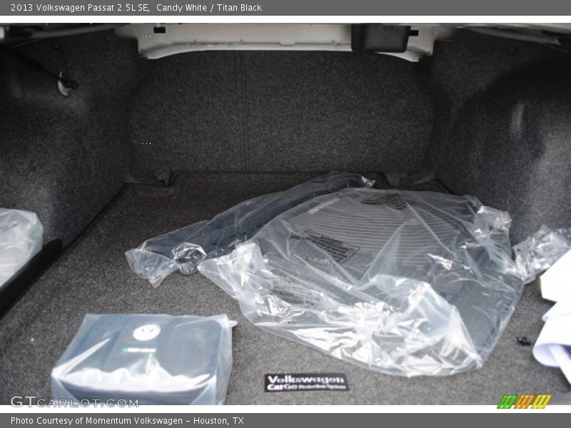 Candy White / Titan Black 2013 Volkswagen Passat 2.5L SE