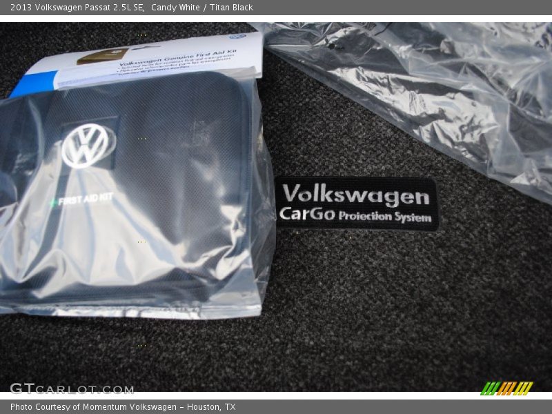 Candy White / Titan Black 2013 Volkswagen Passat 2.5L SE