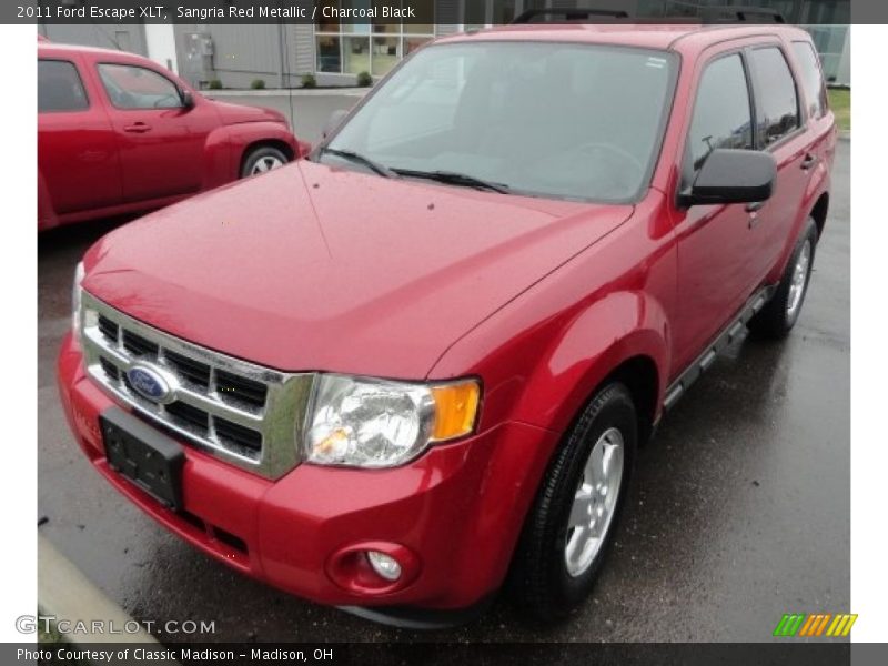 Front 3/4 View of 2011 Escape XLT