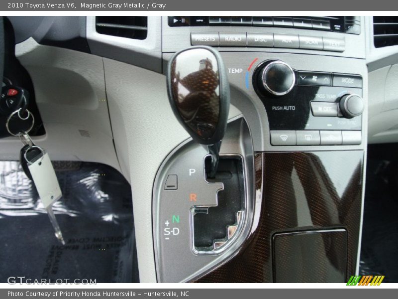 Magnetic Gray Metallic / Gray 2010 Toyota Venza V6