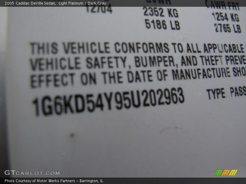 Light Platinum / Dark Gray 2005 Cadillac DeVille Sedan