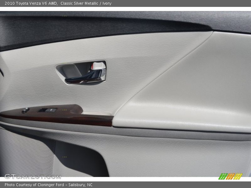 Classic Silver Metallic / Ivory 2010 Toyota Venza V6 AWD
