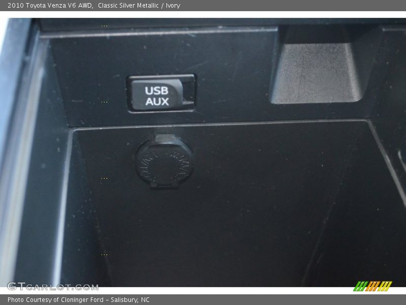Classic Silver Metallic / Ivory 2010 Toyota Venza V6 AWD