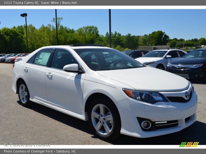 Super White / Black/Ash 2013 Toyota Camry SE
