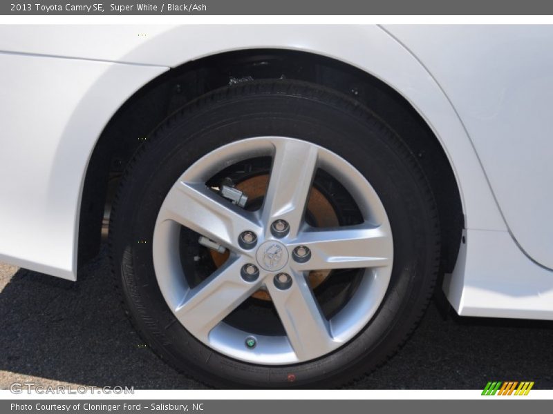 Super White / Black/Ash 2013 Toyota Camry SE