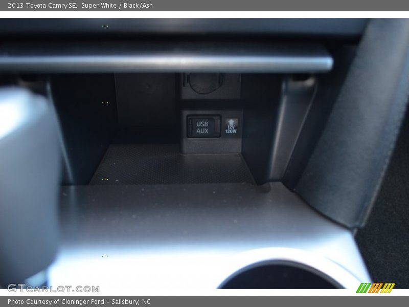 Super White / Black/Ash 2013 Toyota Camry SE