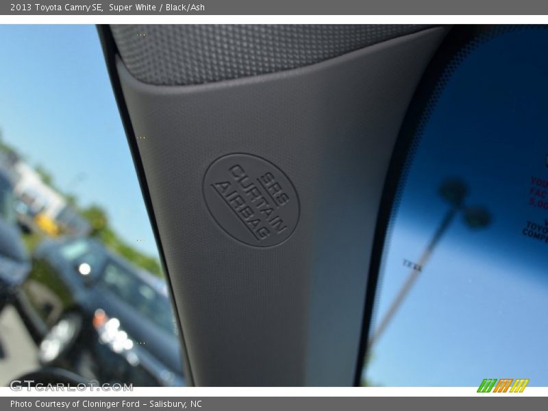 Super White / Black/Ash 2013 Toyota Camry SE