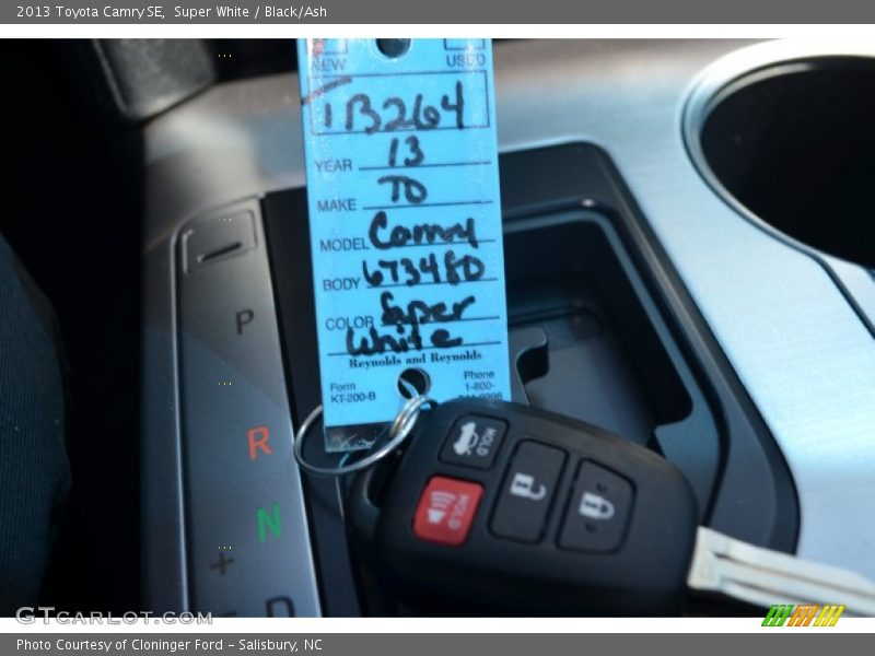 Super White / Black/Ash 2013 Toyota Camry SE