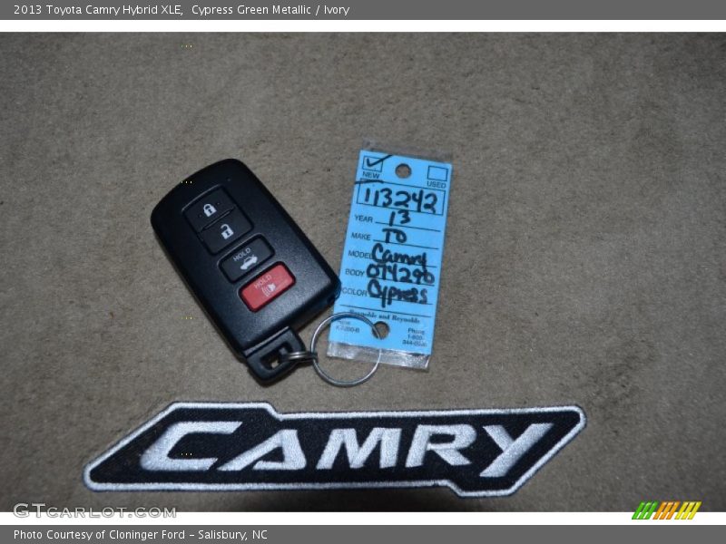 Cypress Green Metallic / Ivory 2013 Toyota Camry Hybrid XLE