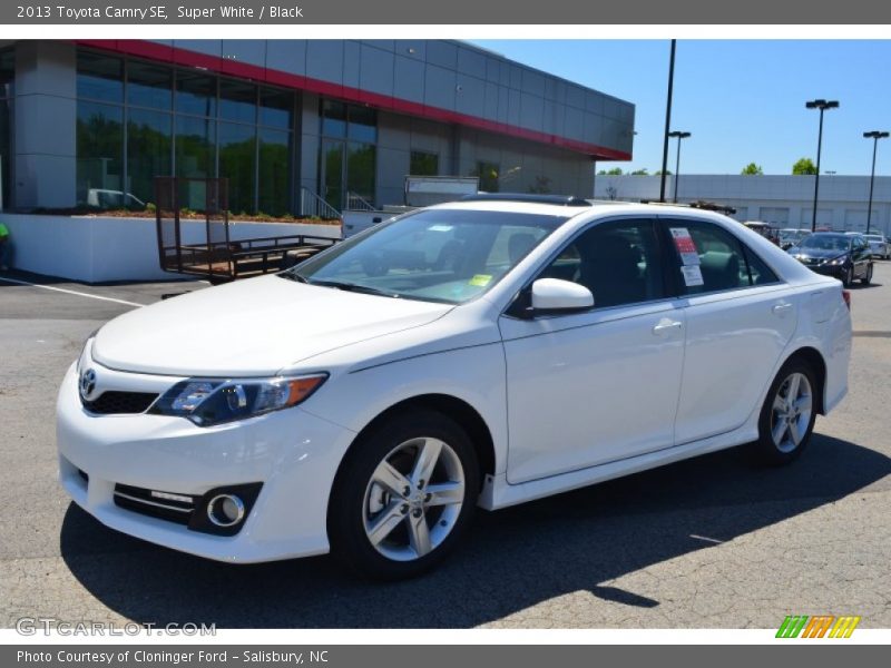 Super White / Black 2013 Toyota Camry SE