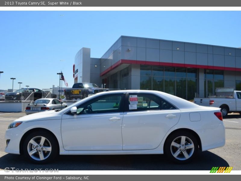 Super White / Black 2013 Toyota Camry SE