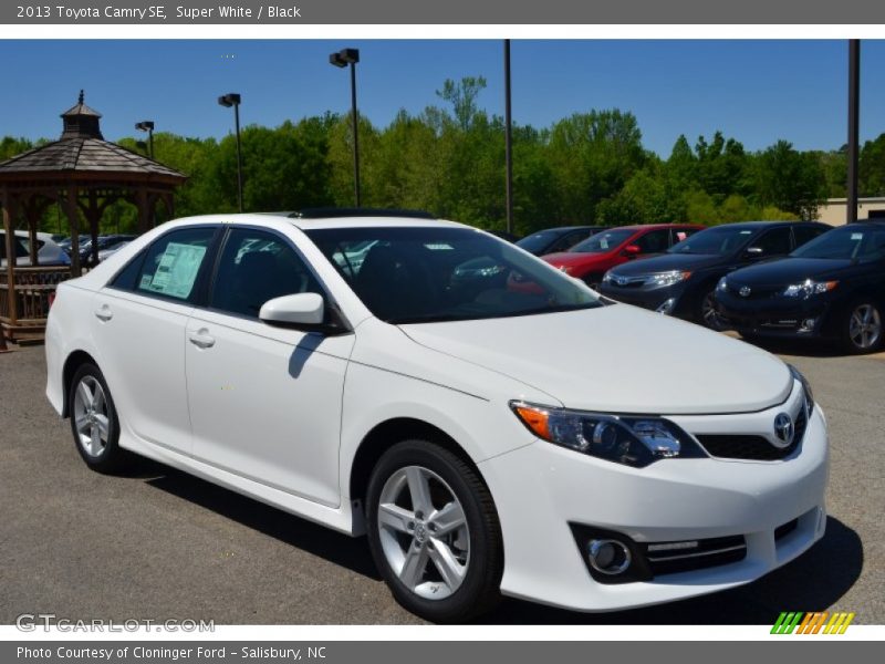 Super White / Black 2013 Toyota Camry SE
