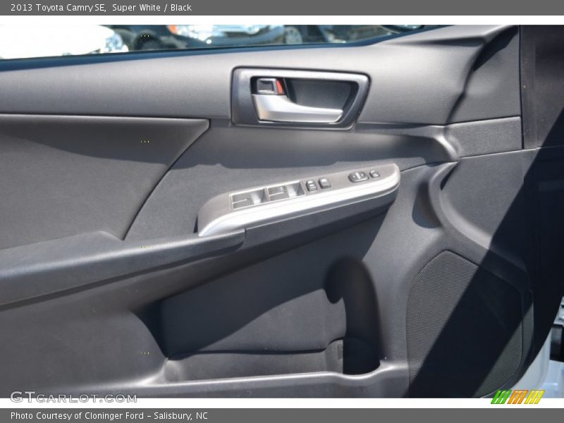 Super White / Black 2013 Toyota Camry SE