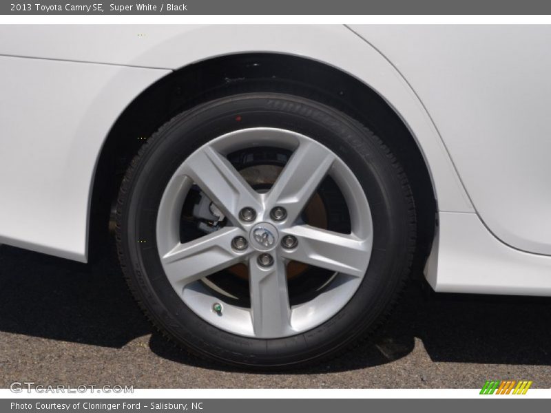 Super White / Black 2013 Toyota Camry SE