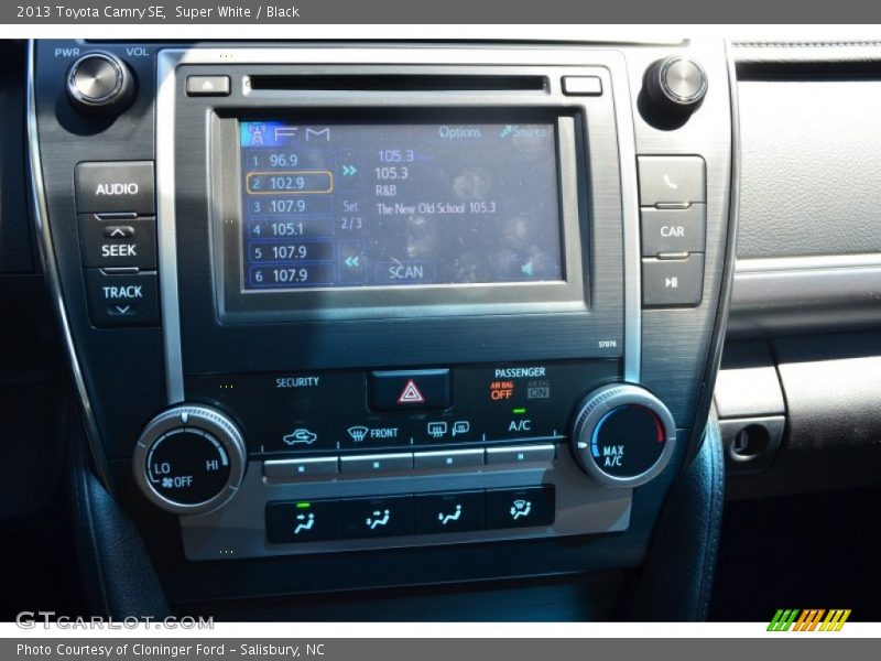 Super White / Black 2013 Toyota Camry SE
