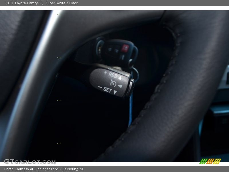 Super White / Black 2013 Toyota Camry SE