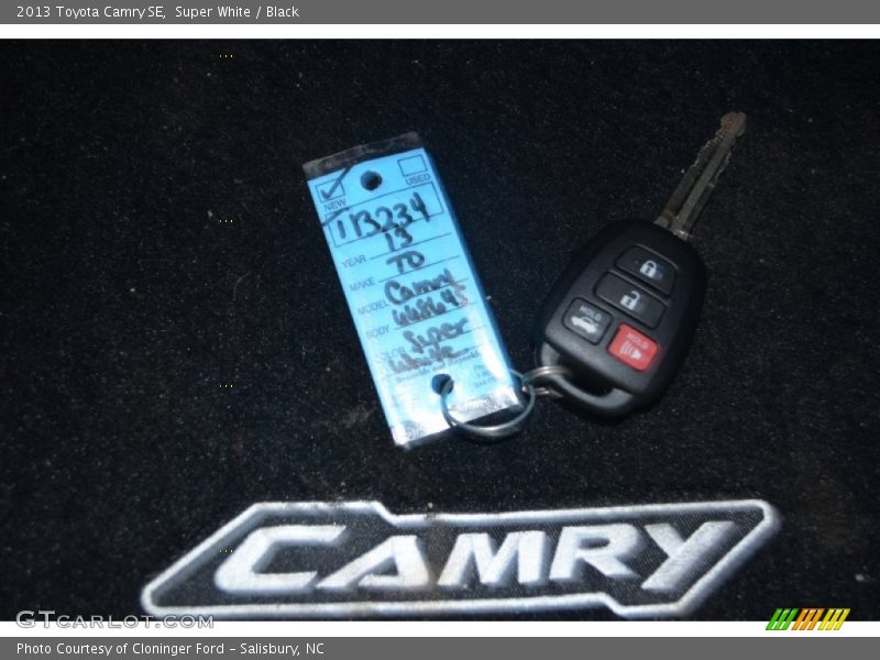 Super White / Black 2013 Toyota Camry SE