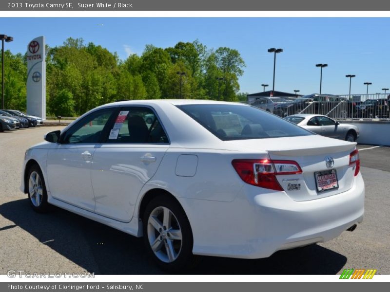 Super White / Black 2013 Toyota Camry SE