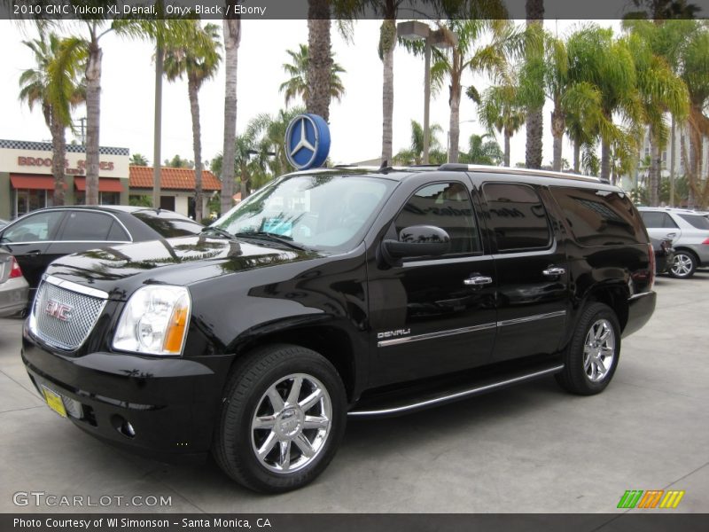 Front 3/4 View of 2010 Yukon XL Denali