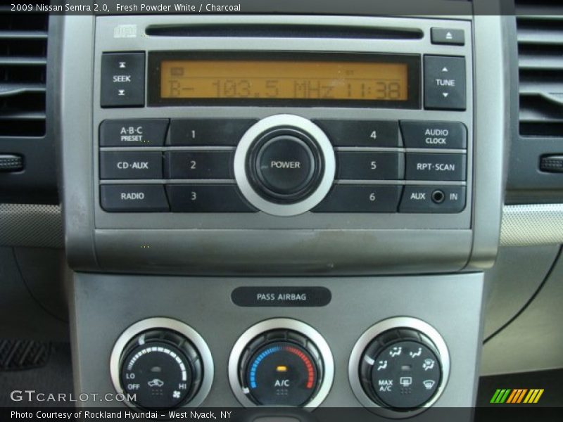 Fresh Powder White / Charcoal 2009 Nissan Sentra 2.0
