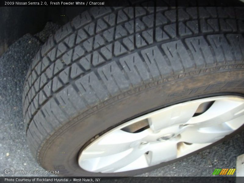 Fresh Powder White / Charcoal 2009 Nissan Sentra 2.0