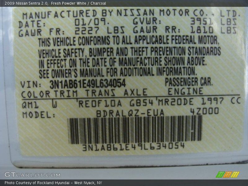 Fresh Powder White / Charcoal 2009 Nissan Sentra 2.0