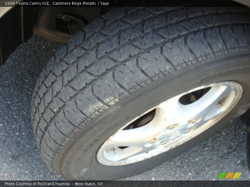 Cashmere Beige Metallic / Sage 1999 Toyota Camry XLE