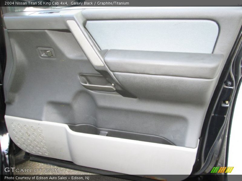 Galaxy Black / Graphite/Titanium 2004 Nissan Titan SE King Cab 4x4