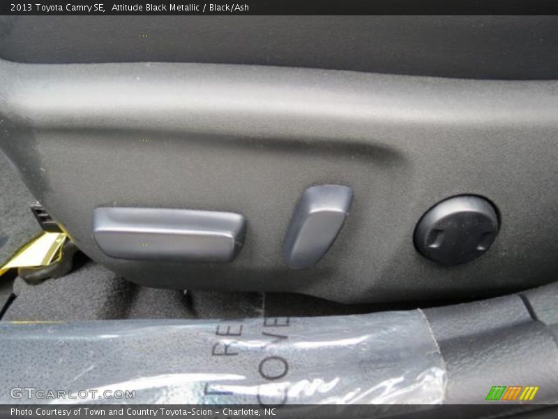Attitude Black Metallic / Black/Ash 2013 Toyota Camry SE