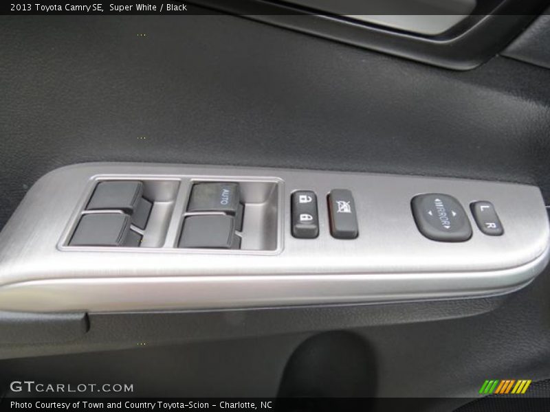 Super White / Black 2013 Toyota Camry SE