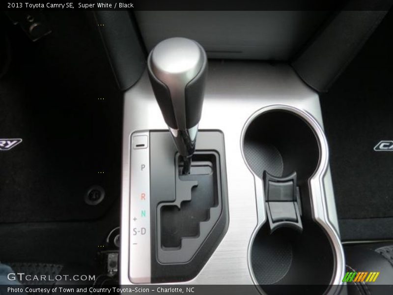 Super White / Black 2013 Toyota Camry SE